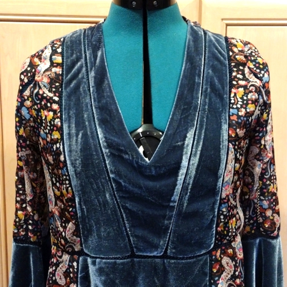 🔥POL Velour and Sheer Paisley Tunic With Bell Sleeves - Picture 10 of 17